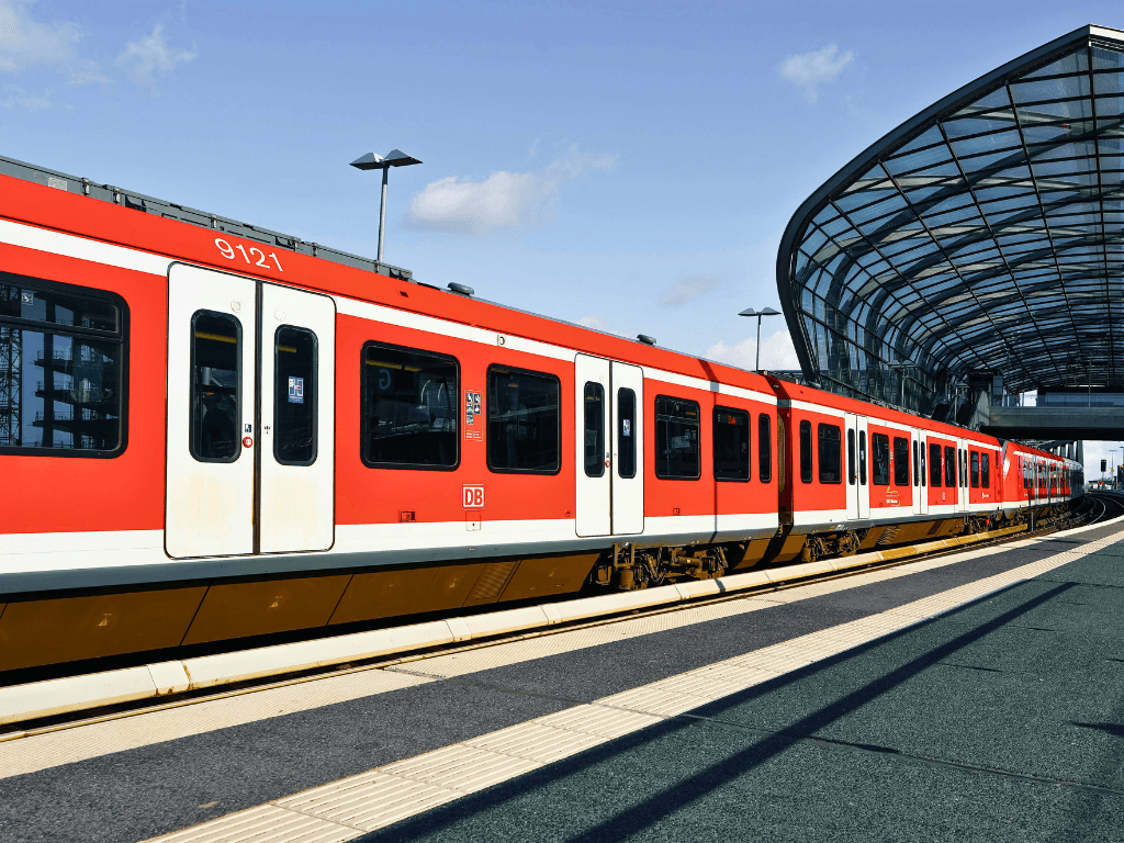 Deutsche Bahn Zug im Bahnhof