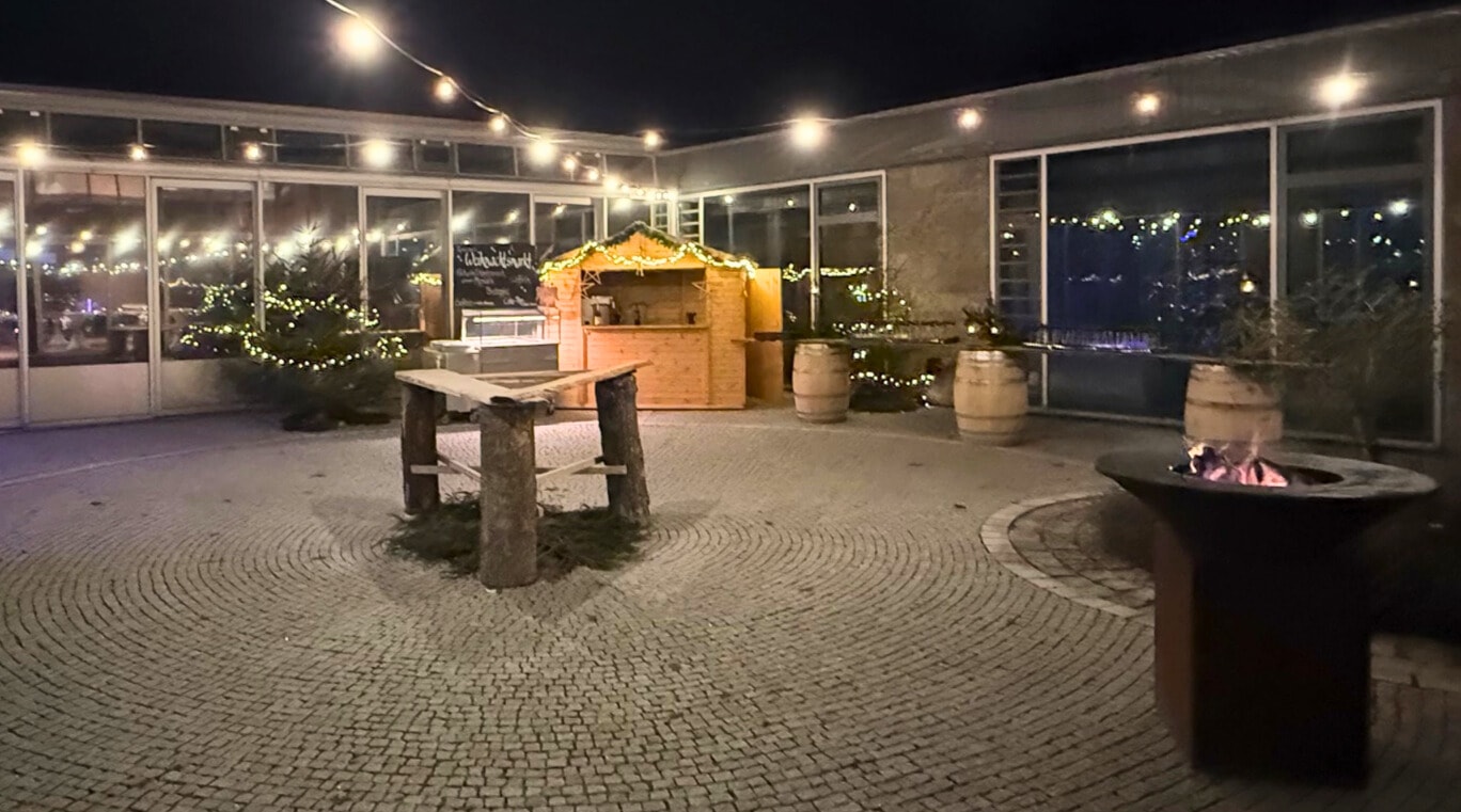 Atrium mit Bude und Feuertonne