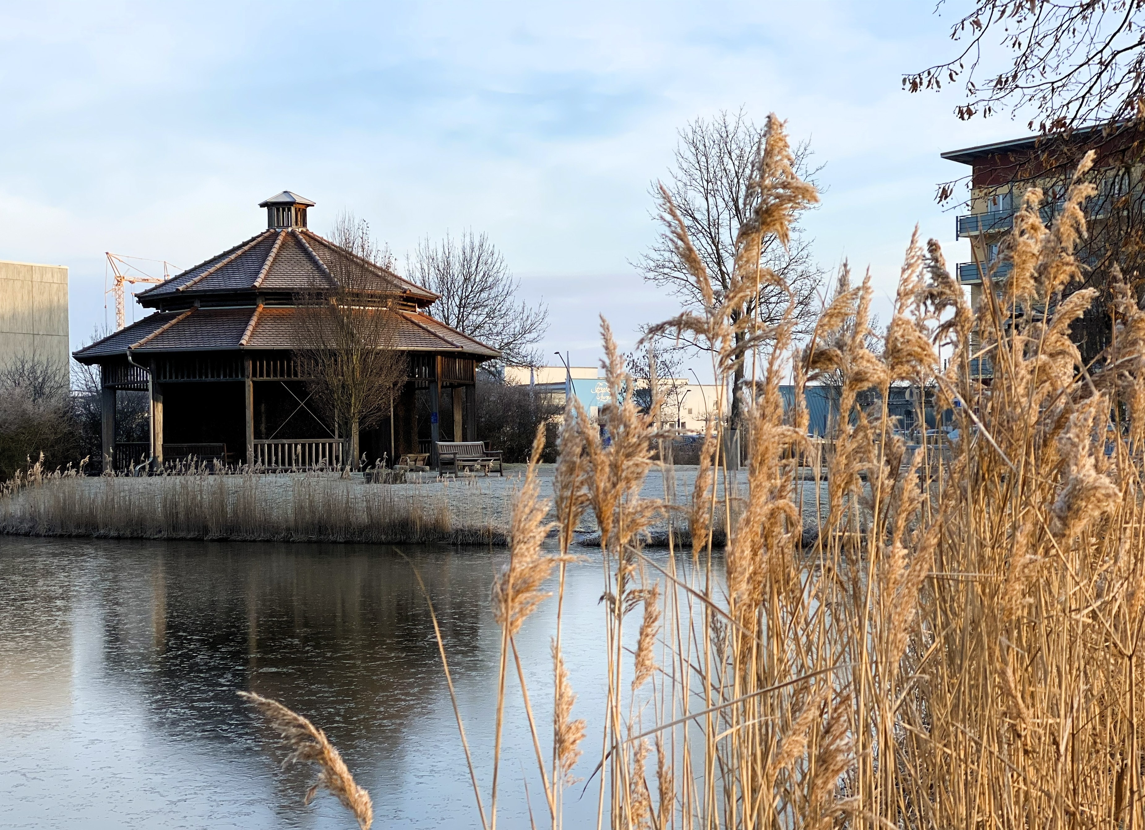 Gradierwerk Hütte in etwas Entfernung auf Insel im See in der Wintersonne
