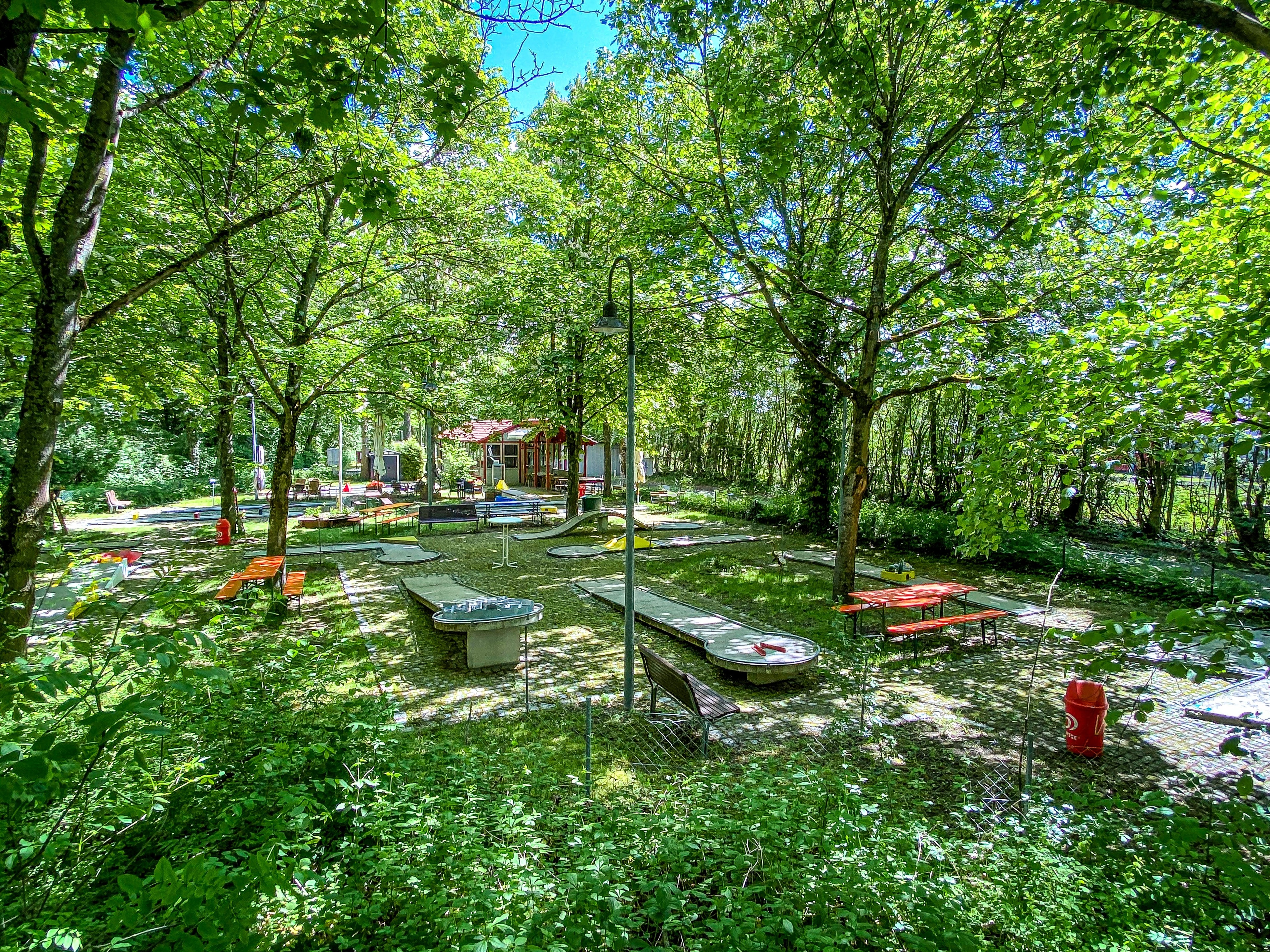 Minigolfplatz unter Bäumen im Grünen