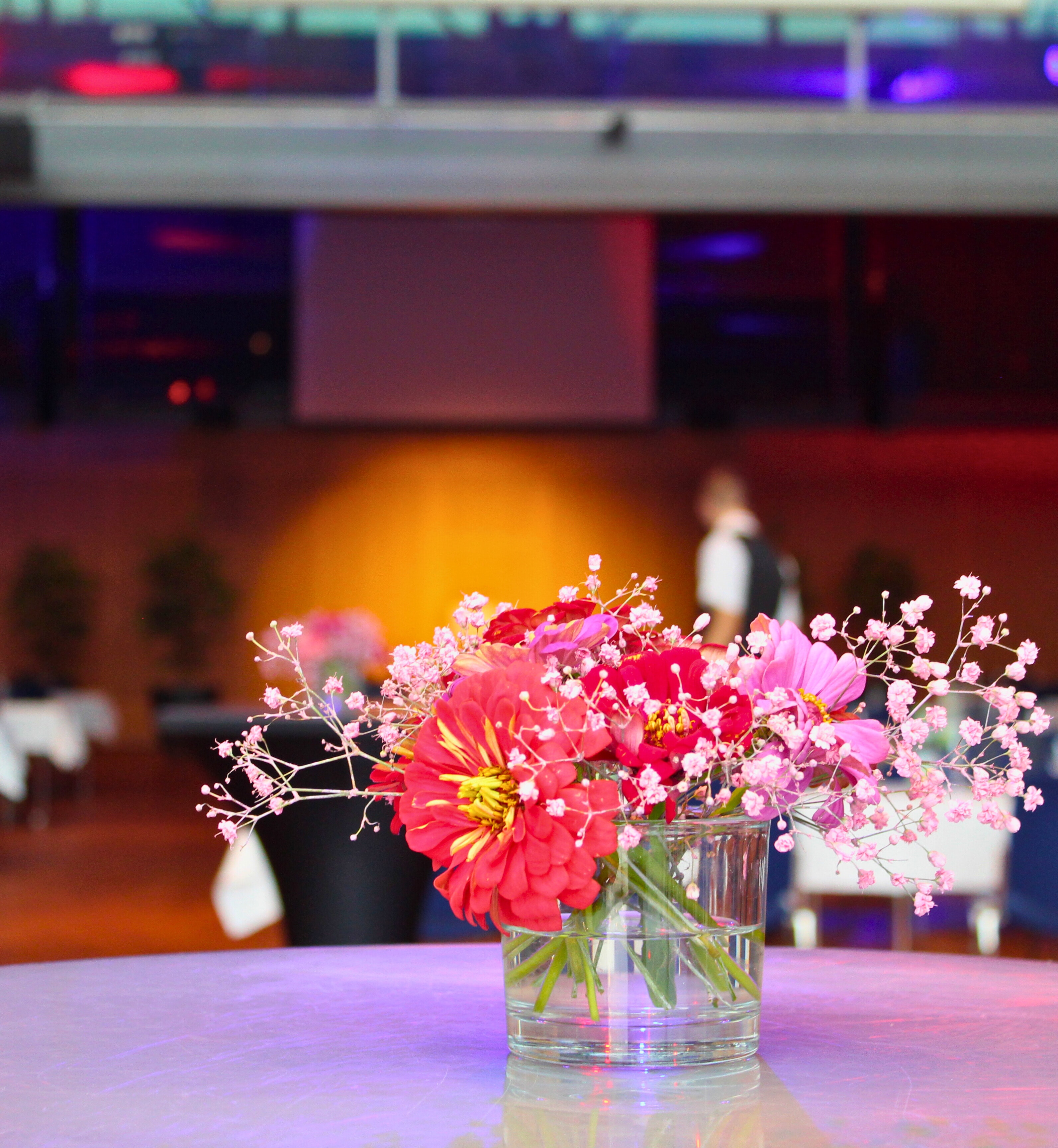 Blumendeko in dekoriertem Saal