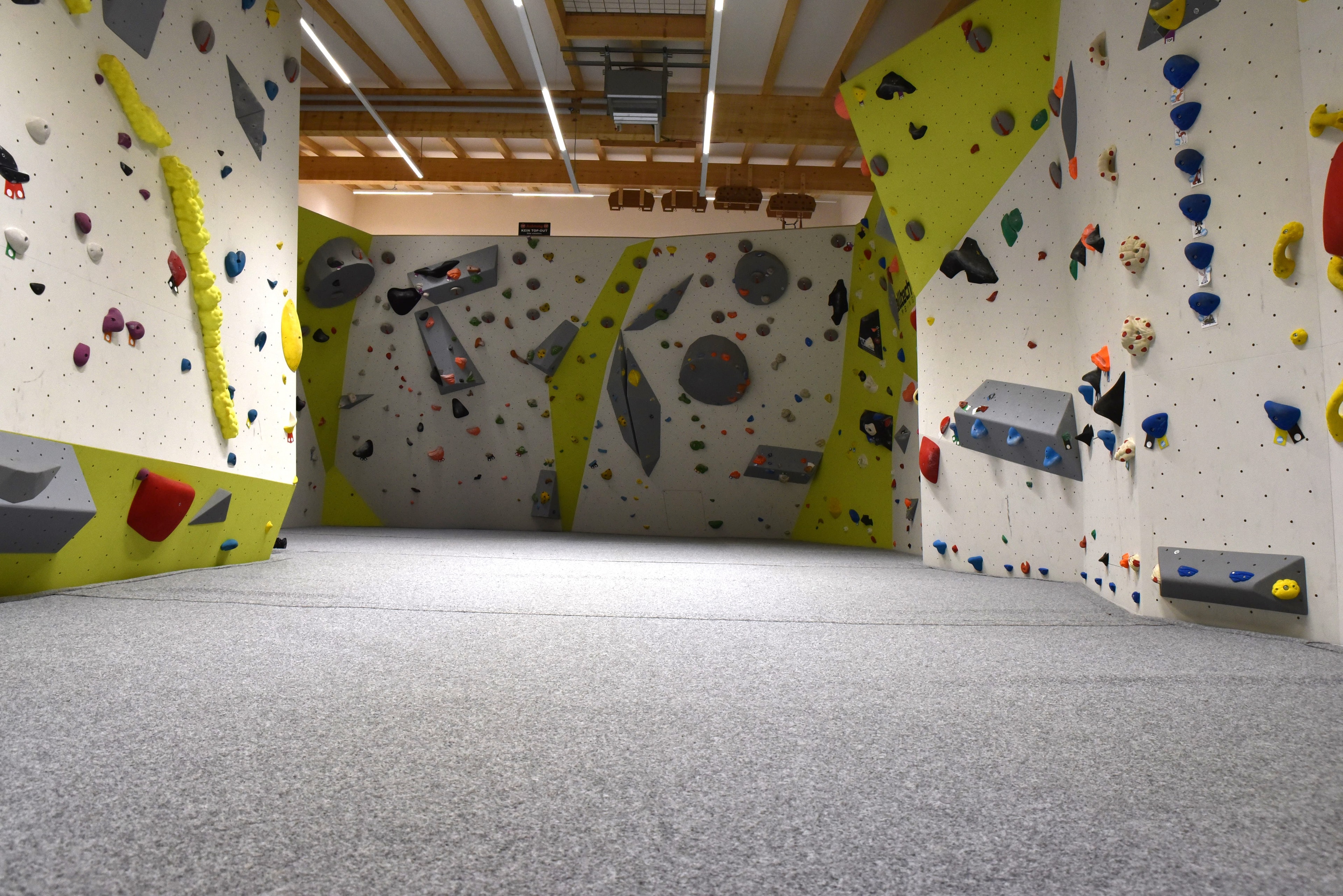 Bunte Boulder-Wände und ein grauer Teppich am Boden