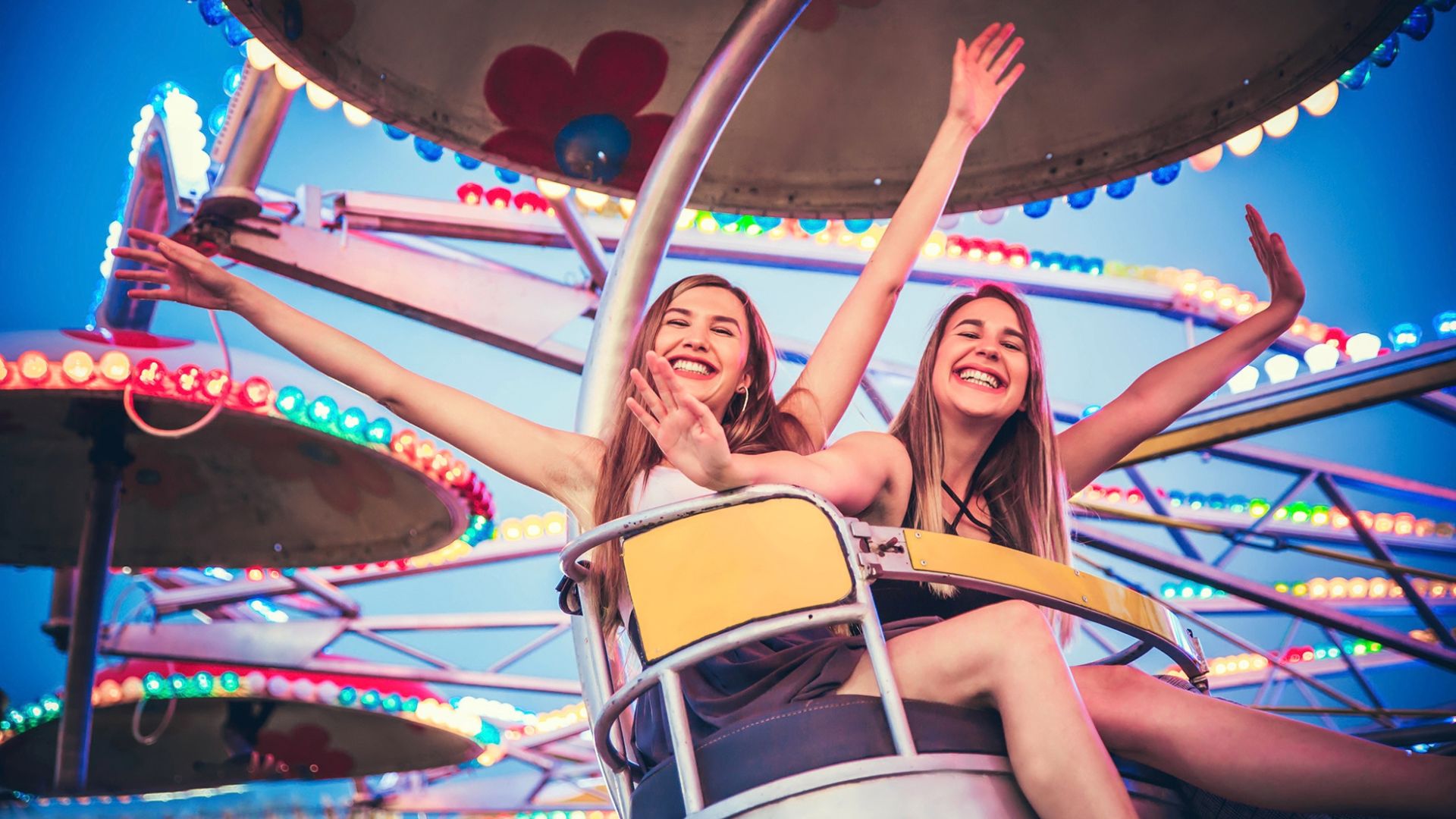 Frühlingsfest Fahrgeschäft mit jungen Frauen