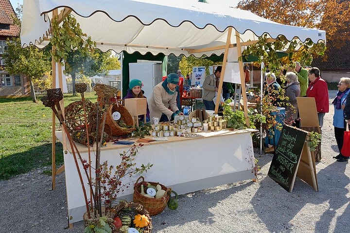Verkaufsstand auf dem Markt der Genüsse im Fränkischen Freilandmuseum