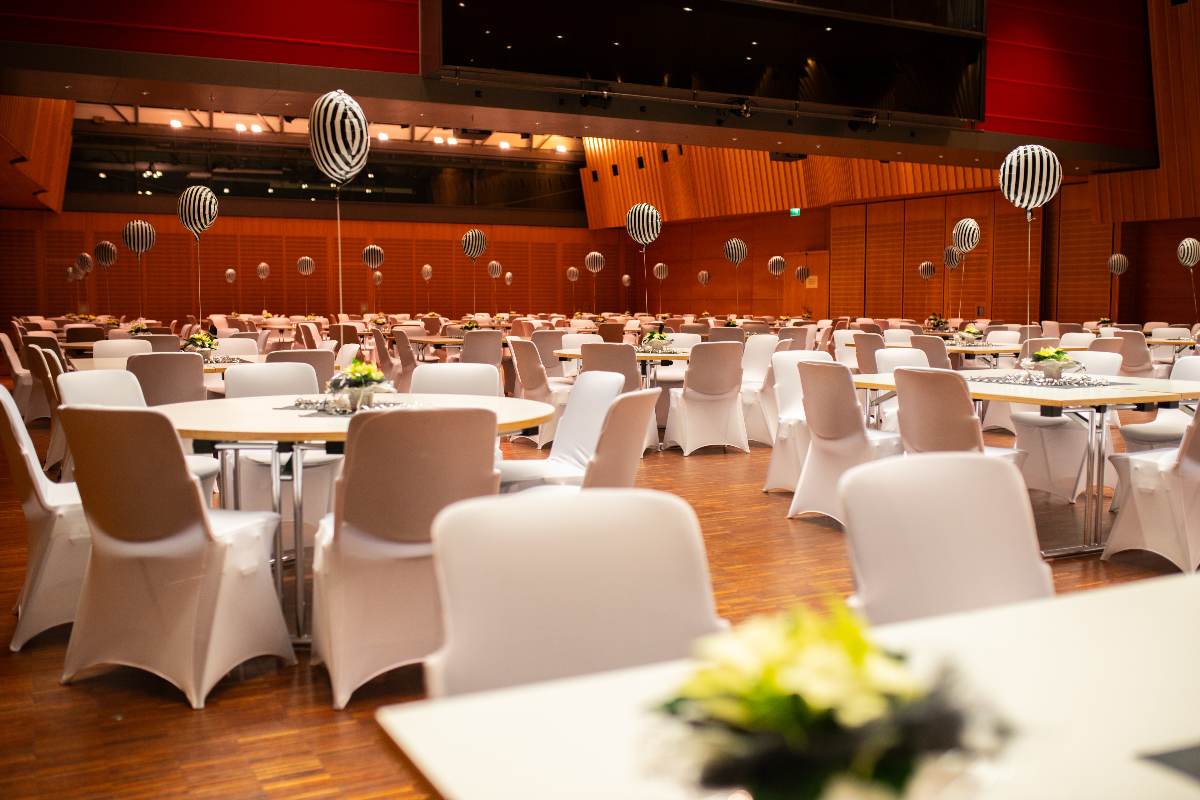Rundes Bankett mit Stuhlhussen im Großen Saal_Foyer