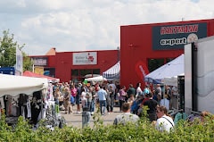 Vorplatz expert Hartmann mit vielen Besuchern