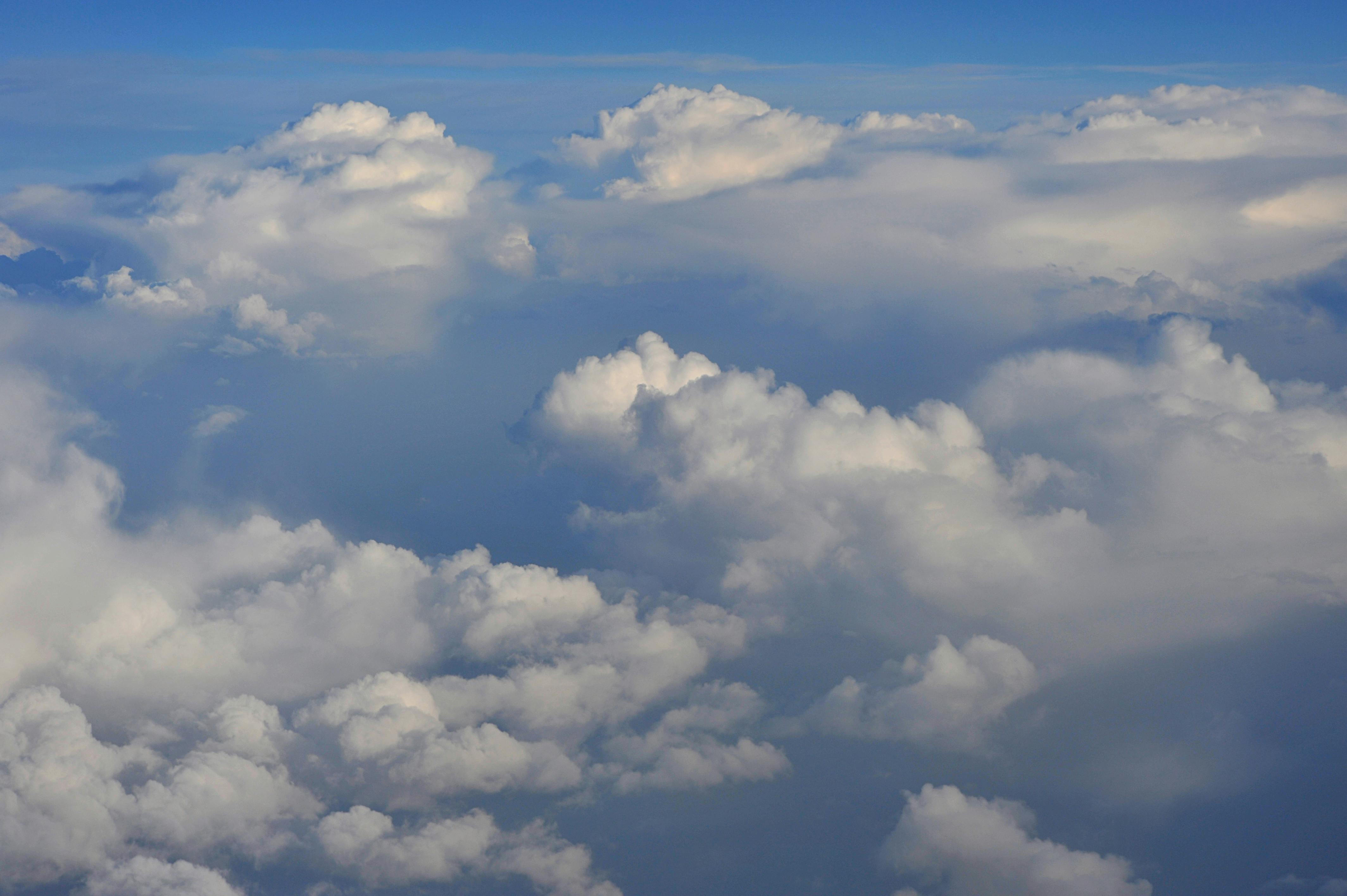 Weißblauer Wolkenhimmel