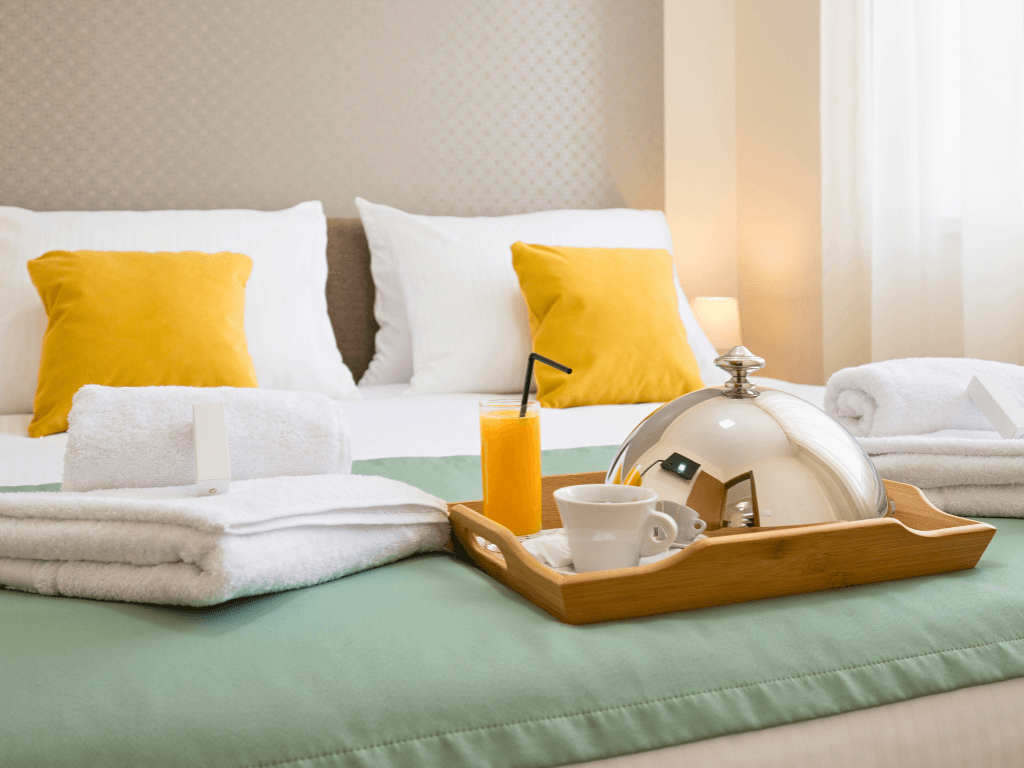 Frisch gemachtes Hotelbett