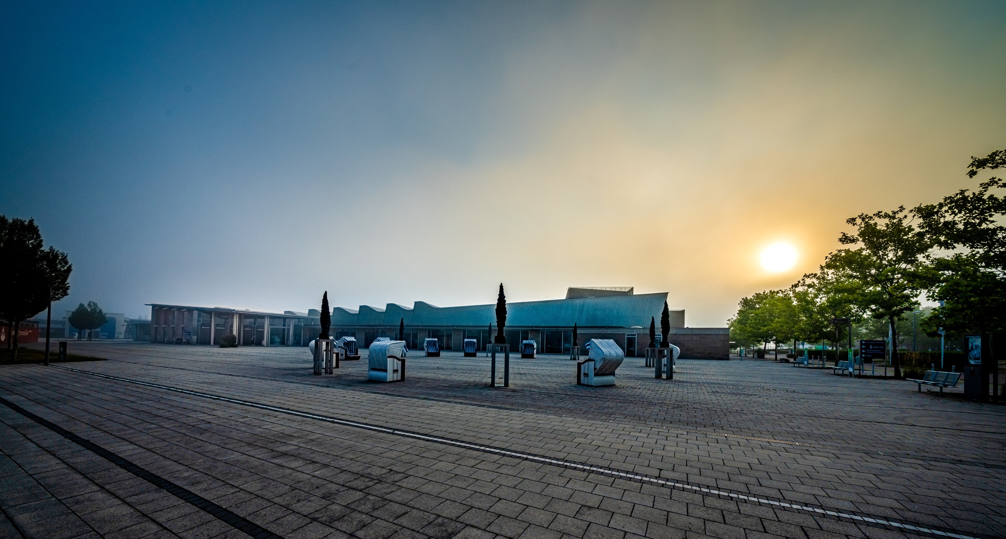 Vorplatz vor dem Kongress Center mit Halle im Hintergrund