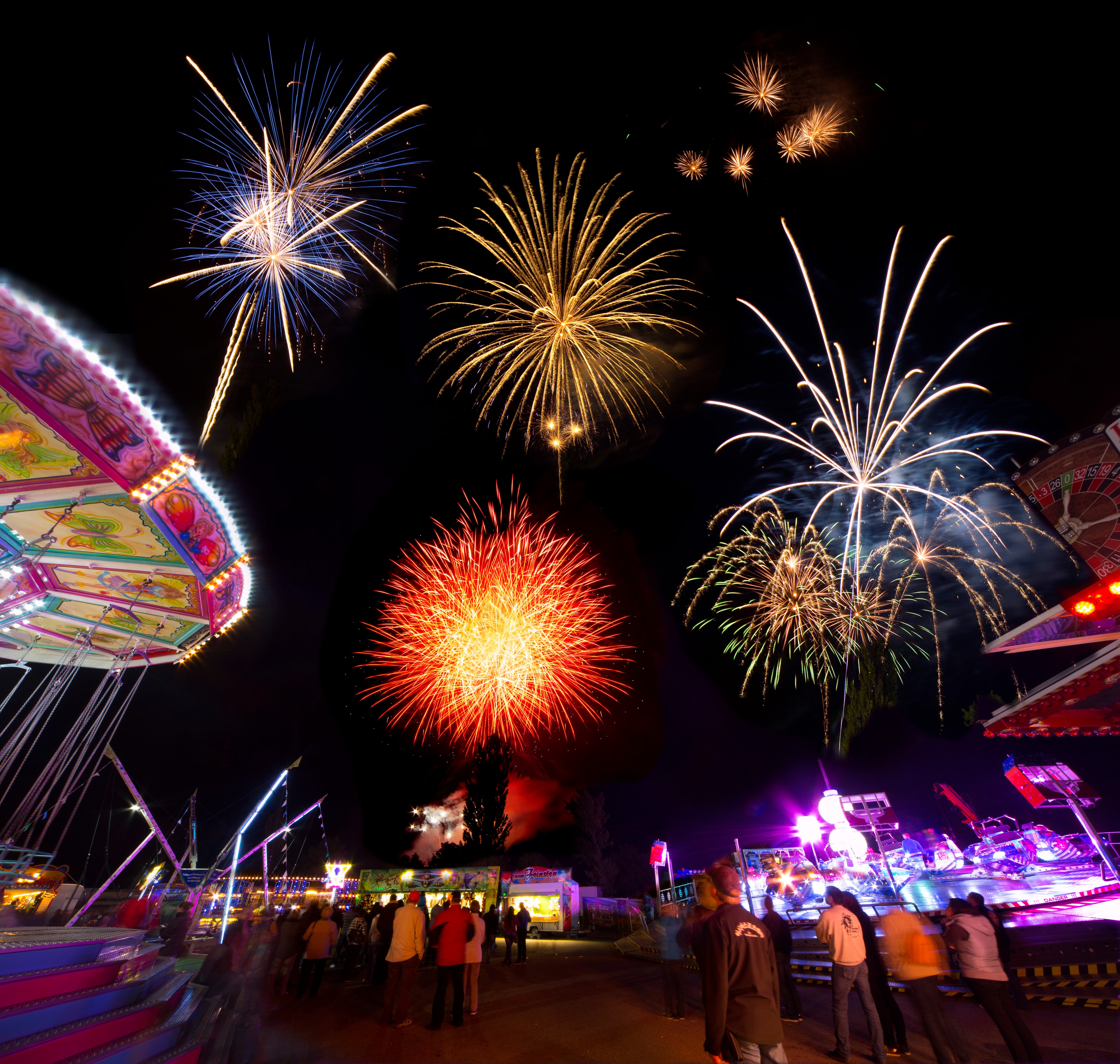 Feuerwerk vor Kirchweih Ständen und Fahrgeschäften