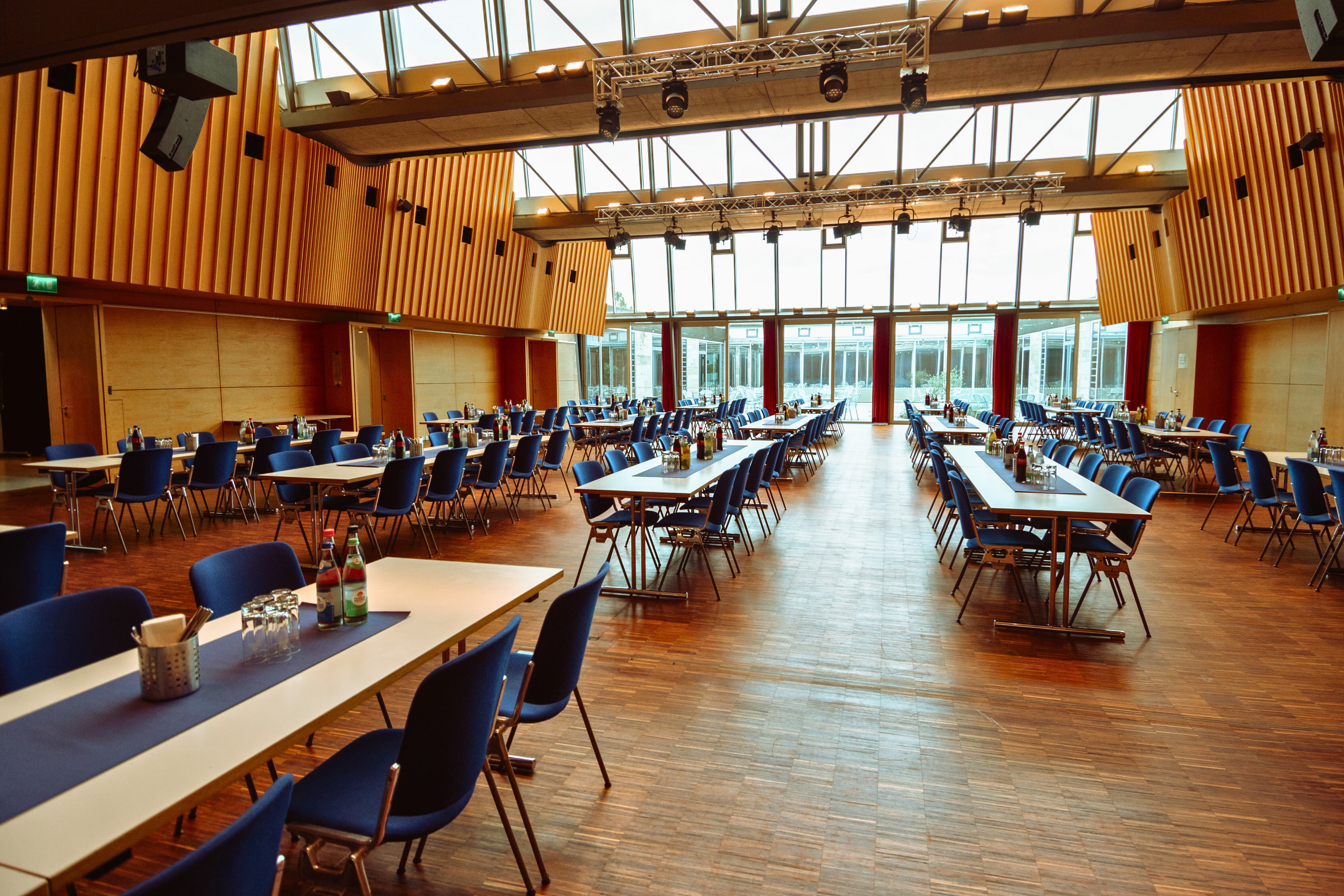 Kleiner Saal Bankett eckig bestuhlt