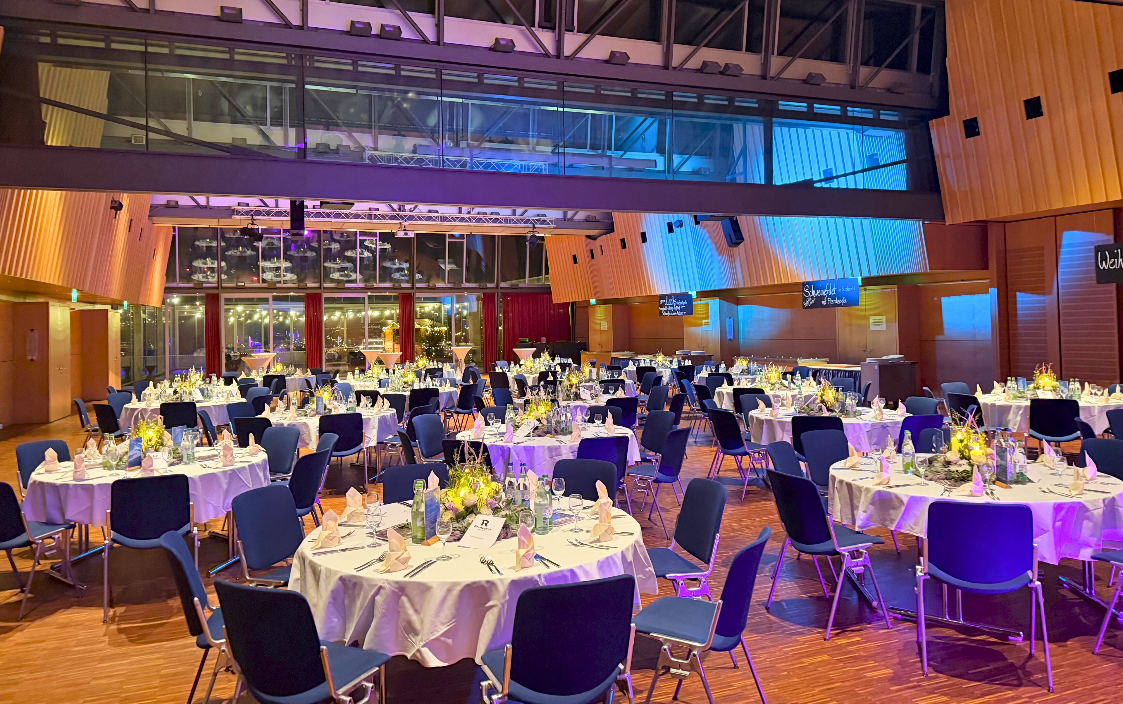 Kleiner Saal + Foyer Bankett eckig bestuhlt