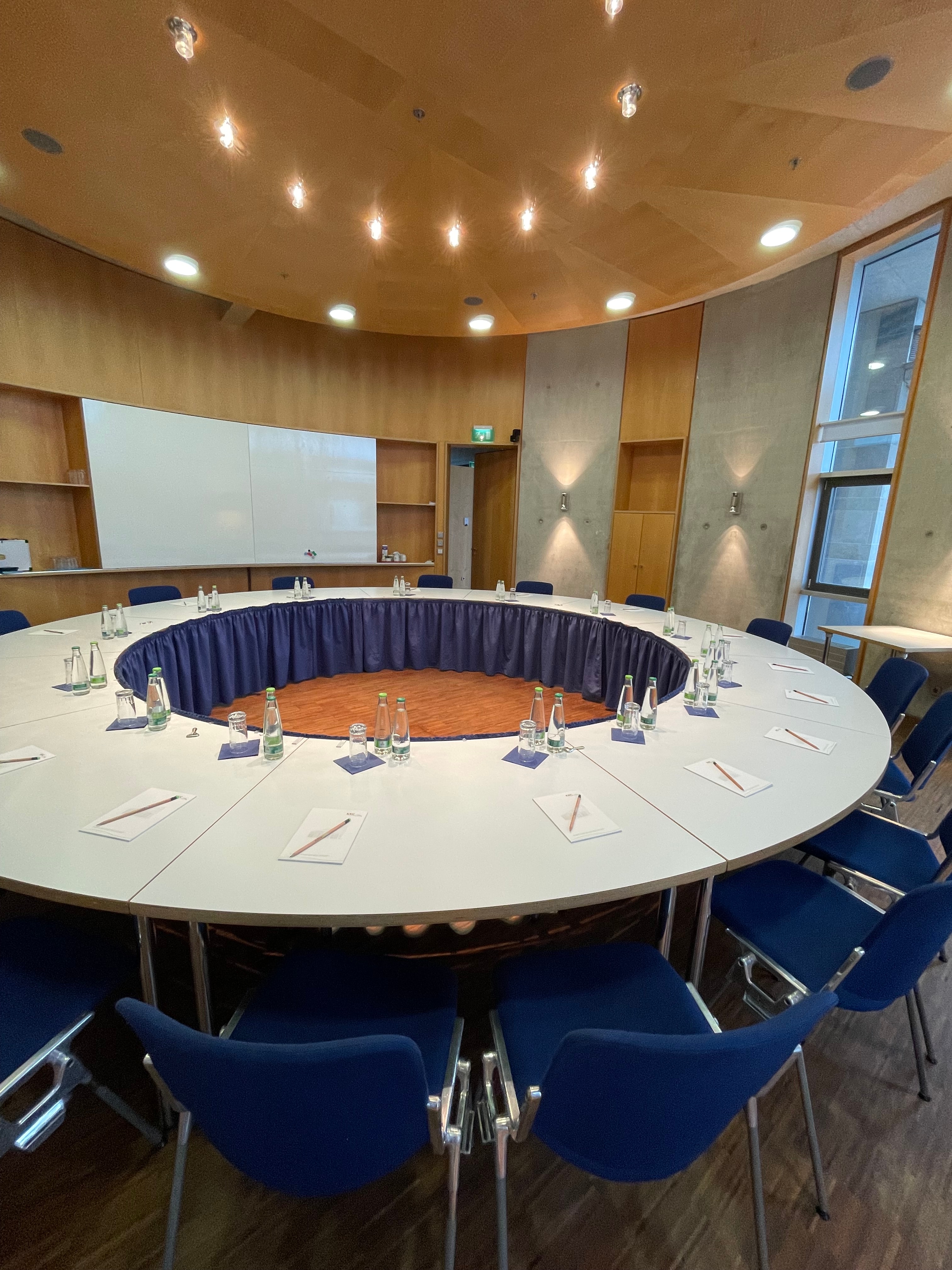 Konferenzraum 1als Sitzungsraum rund bestuhlt