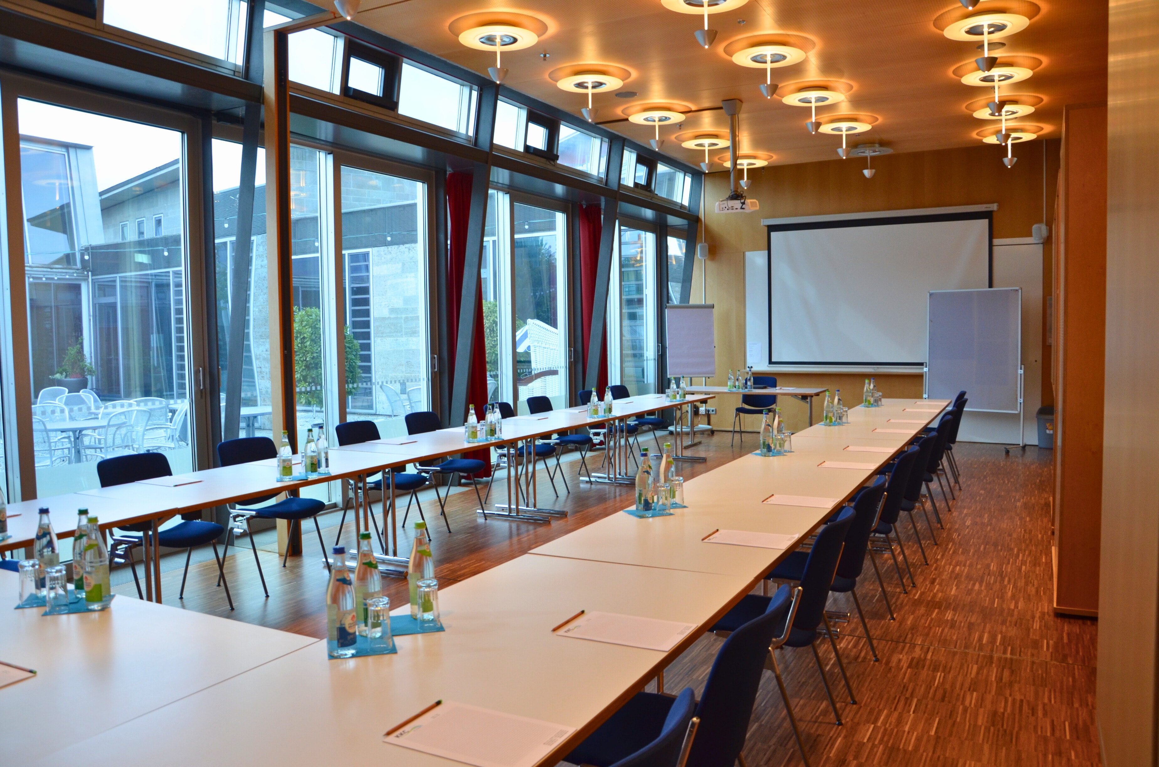 Konferenzraum 2 und 3 in Kombination in U Form bestuhlt