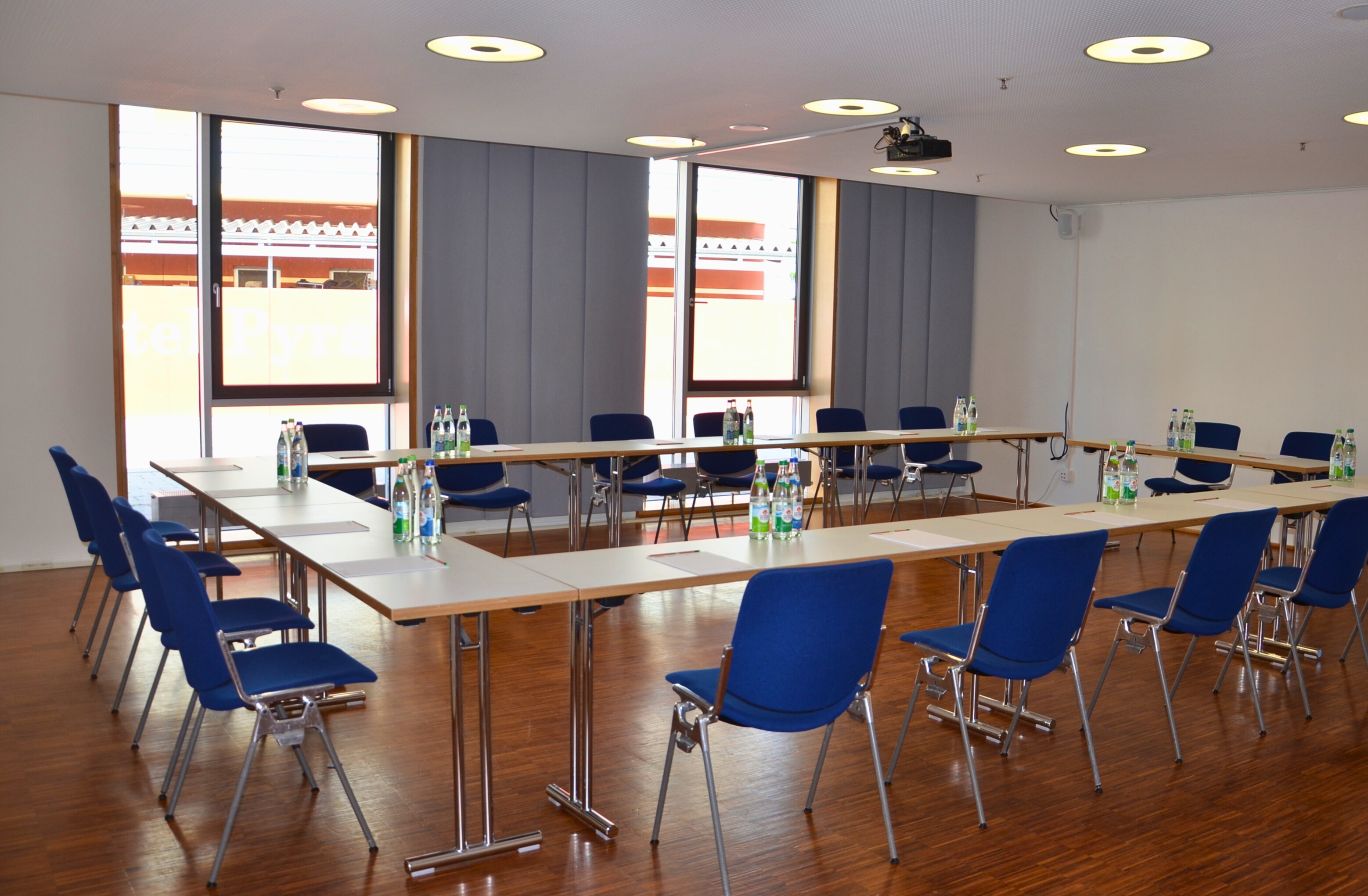 Konferenzraum 8 in U Form bestuhlt