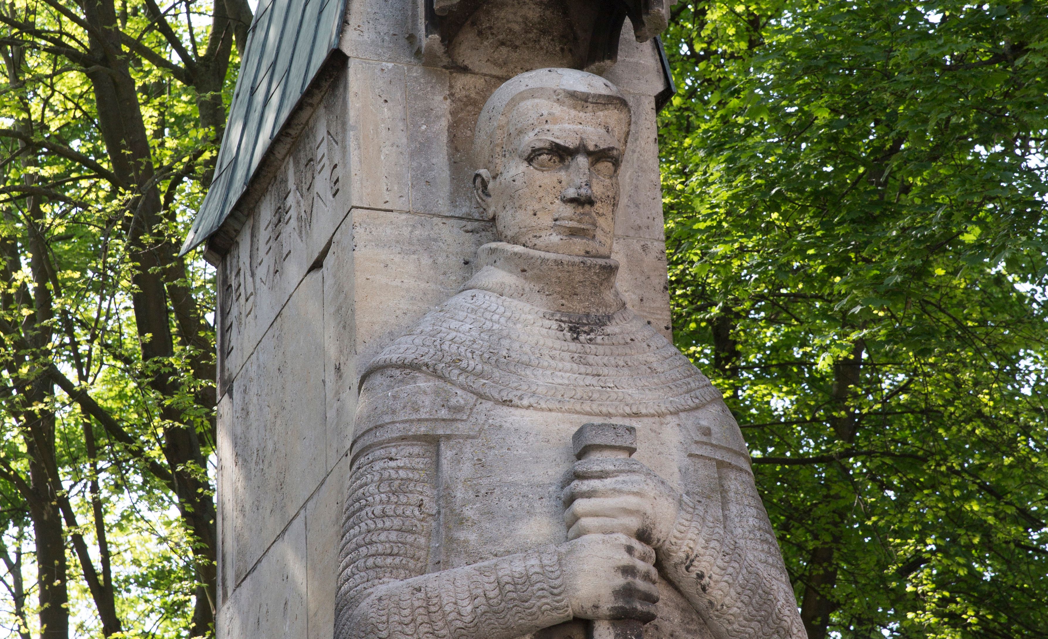 Denkma, Kriegerdenkmal, Bad Windsheimer Roland, Roland-Statue, große, steinerne Skulptur mit Schwert in beiden Händen, von einem Baldachin gekrönt