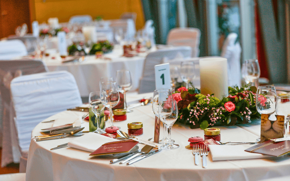 Rundes Bankett gedeckt