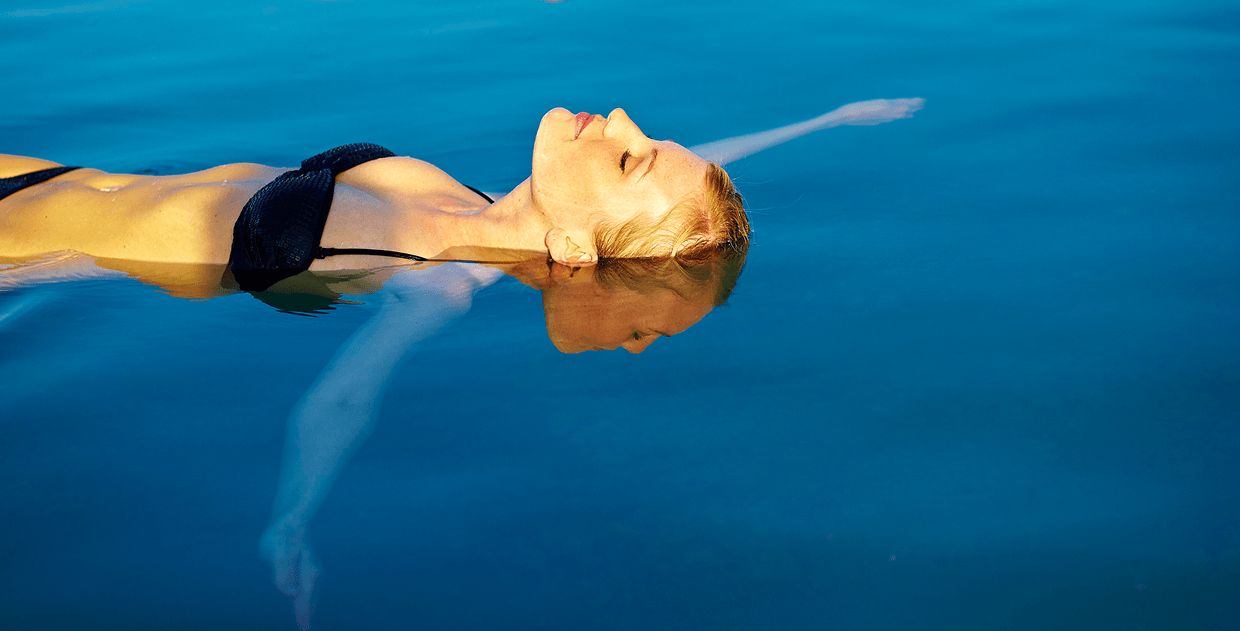 Franken Therme - Frau treibt im Salzsee