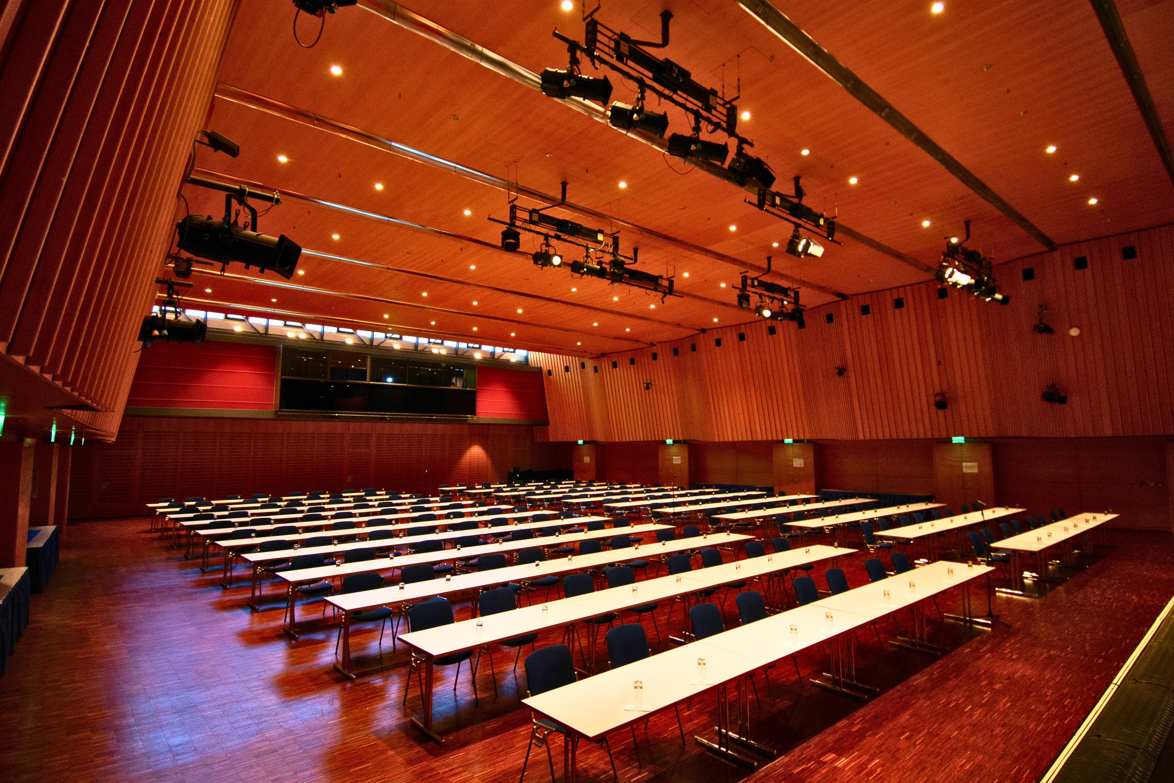 Großer Saal parlamentarisch bestuhlt