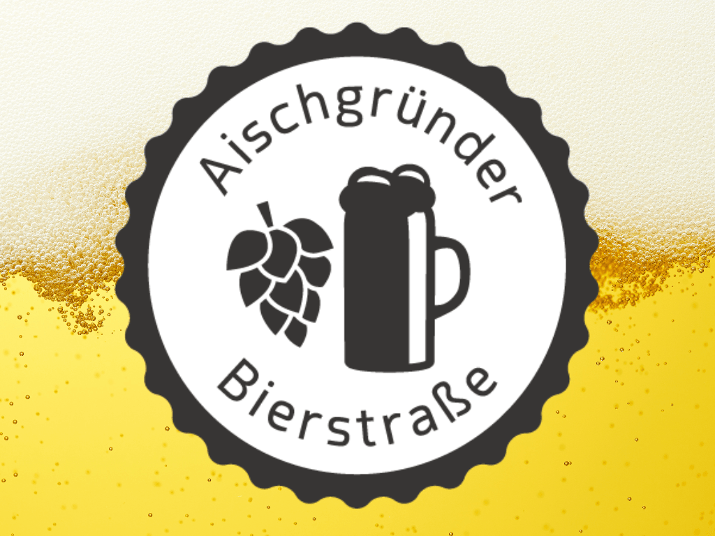Das Logo der Aischgründer Bierstraße vor bierigem Hintergrund, goldgelbes Bier mit Schaumkrone
