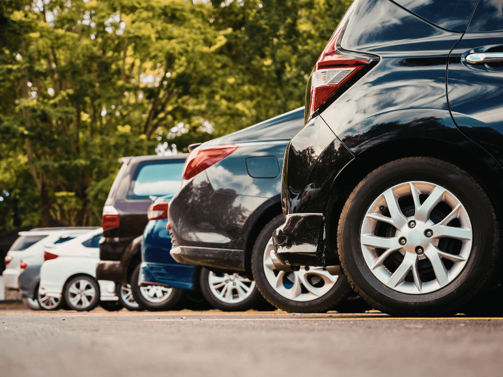 PKWs parken auf dem Parkplatz