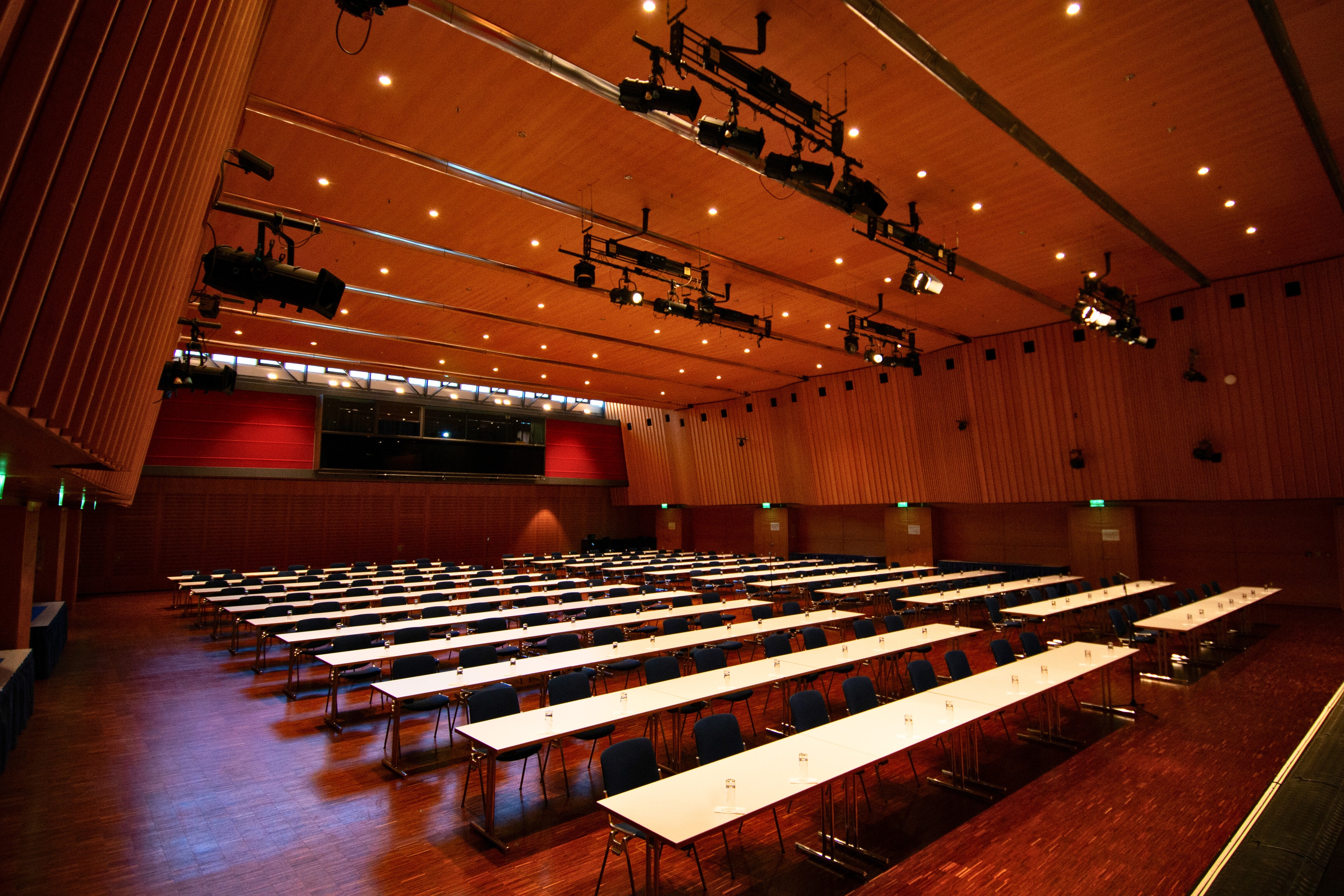 Großer Saal in parlamentarischer Bestuhlung