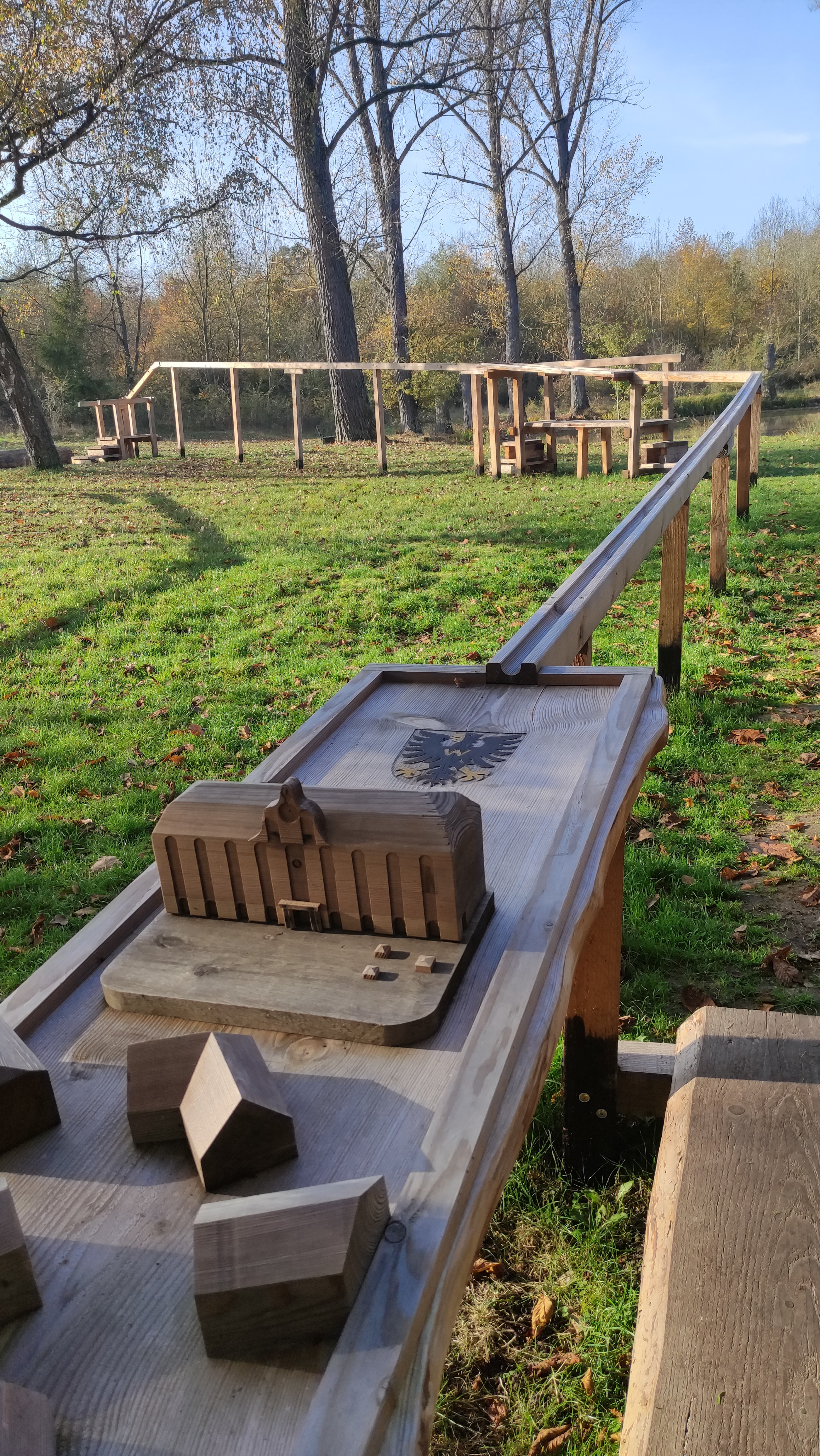 Holzkugelbahn mit einem Holzmodel vom Rathaus auf der Bahn