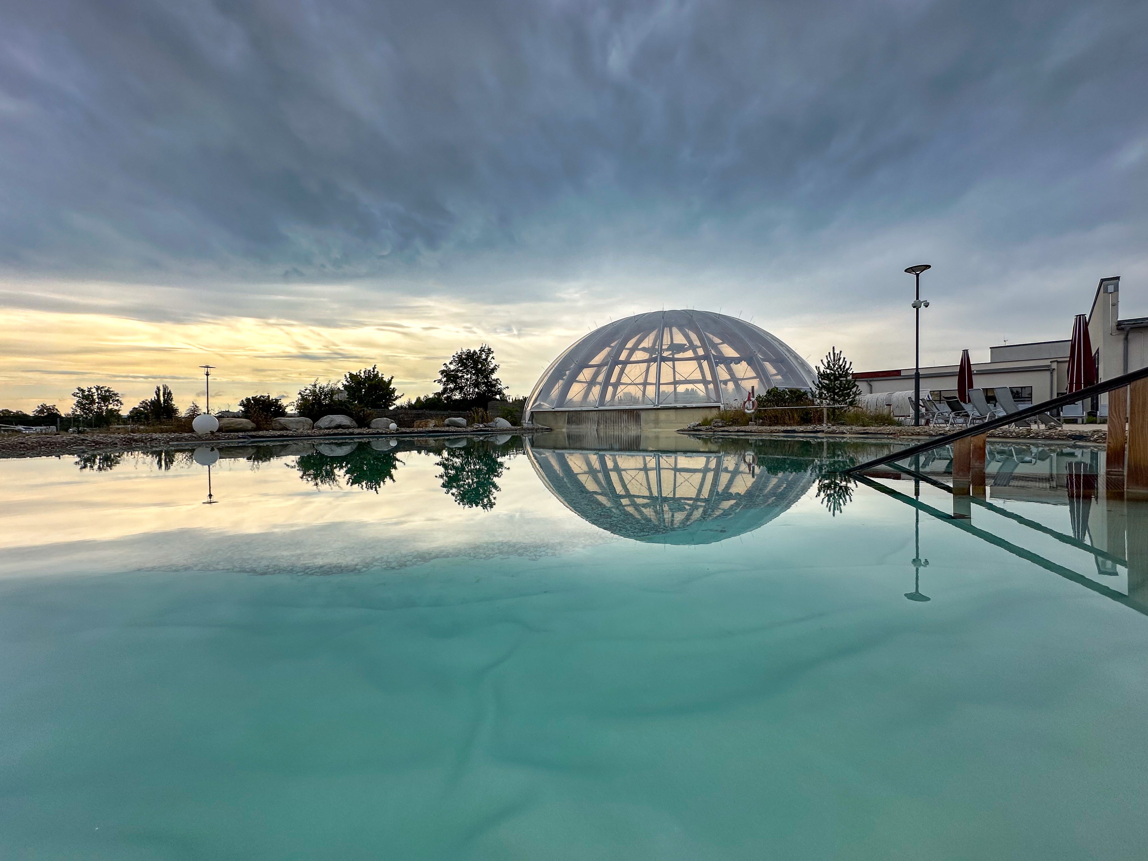 Außenaufnahme in der Franken-Therme Bad Windsheim, ruhiges grünblaues Wasser, Spiegelung Kuppel im Salzsee